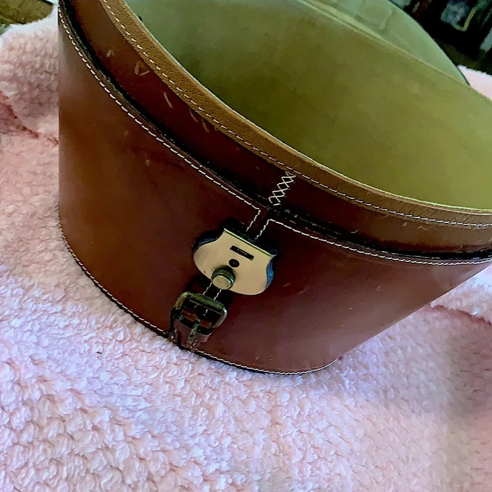 Authentic LEATHER Top🎩 Oval Box,Buckle Lock&Key Carryin Case Luxe Velvet Lined